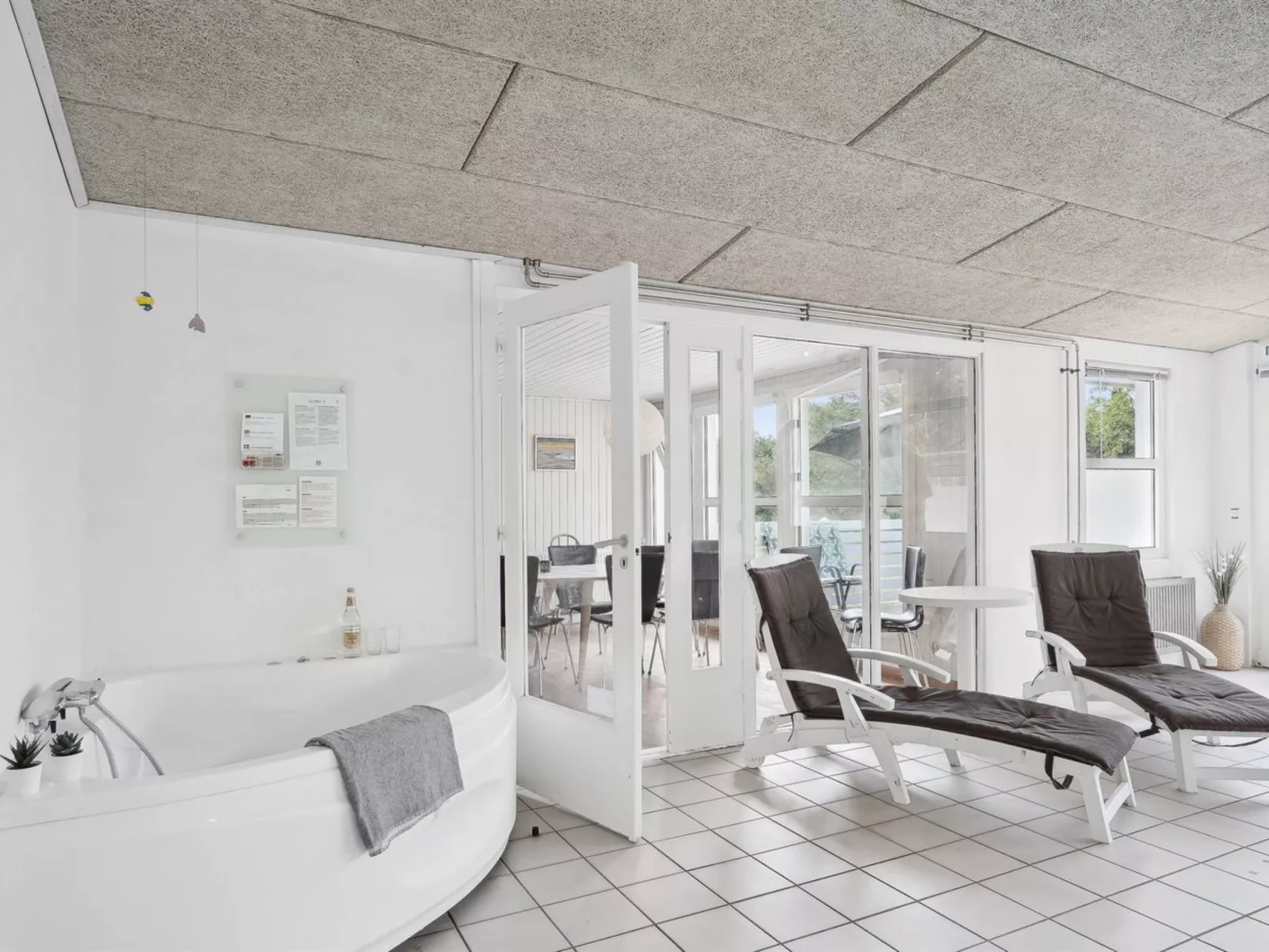 "Ingebore" - 700m from the sea-Dedans