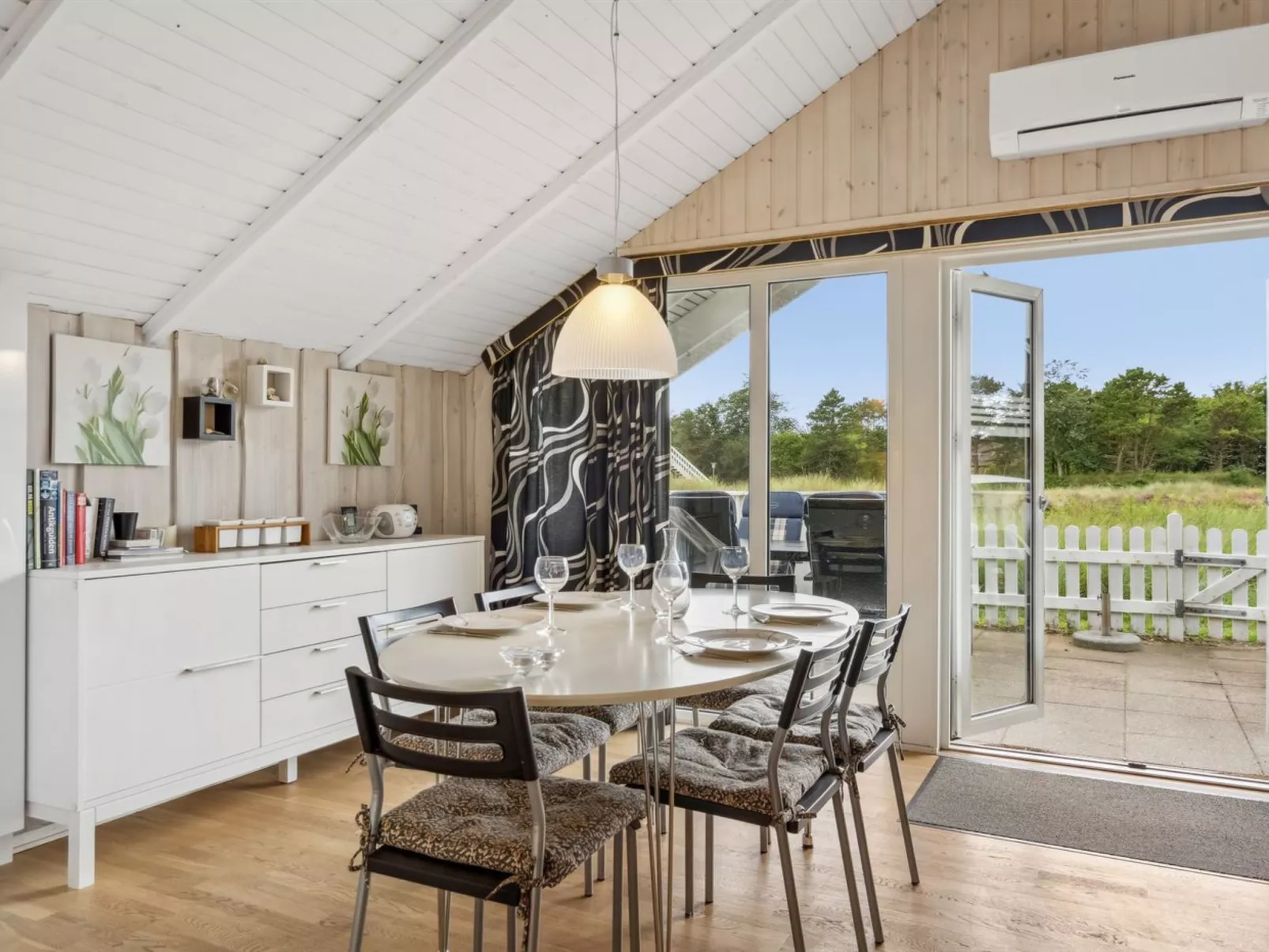 "Rohan" - 2.2km from the sea-Inside