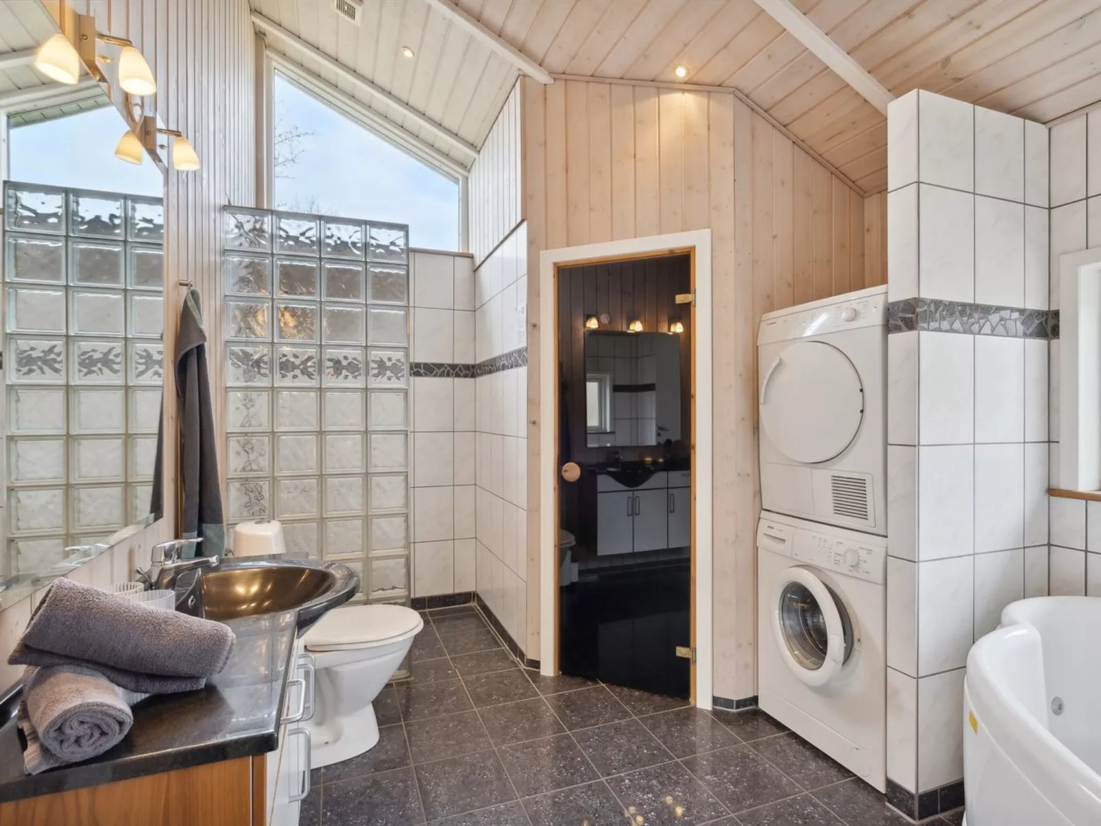 "Elif" - 30km from the sea-Drinnen