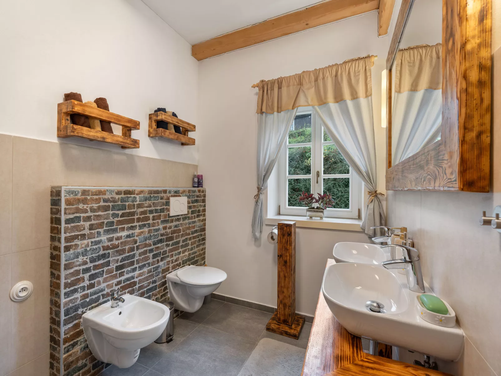 Roubenka Maleč-Inside