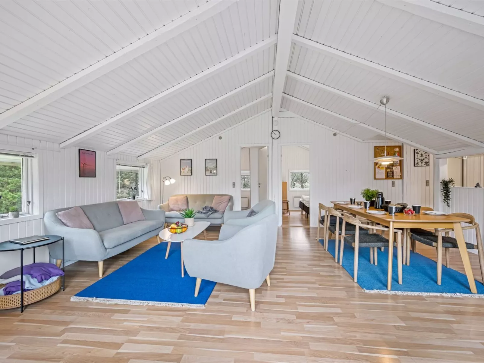 "Orm" - 2.3km from the sea-Drinnen