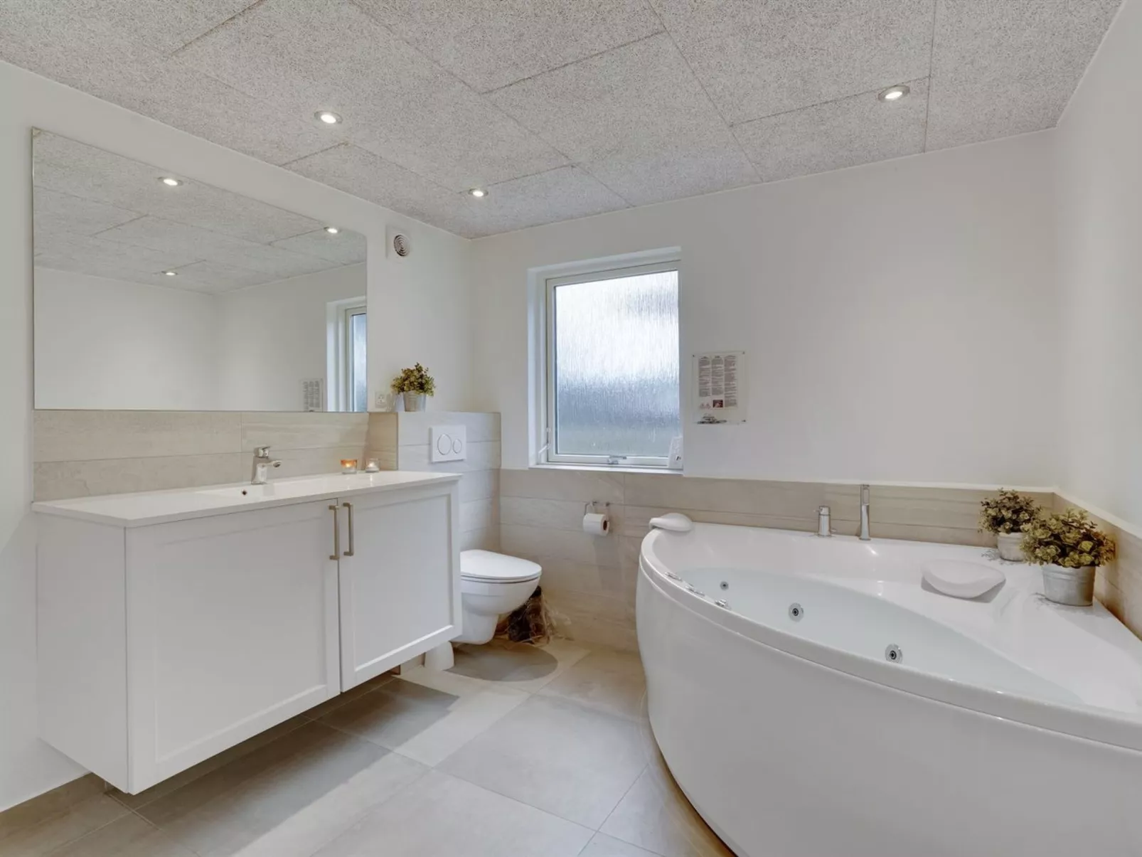 "Solgunn" - 900m from the sea-Inside