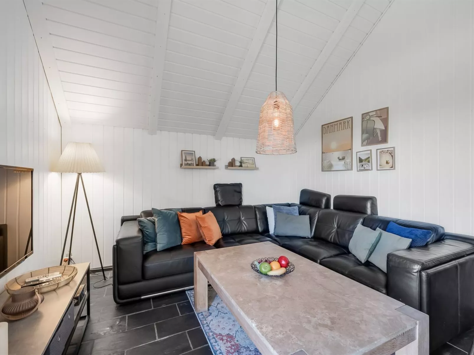 "Aage" - 1.7km from the sea-Drinnen