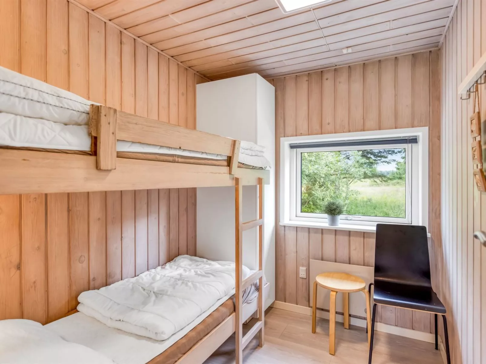 "Yngve" - 1.2km from the sea-Inside