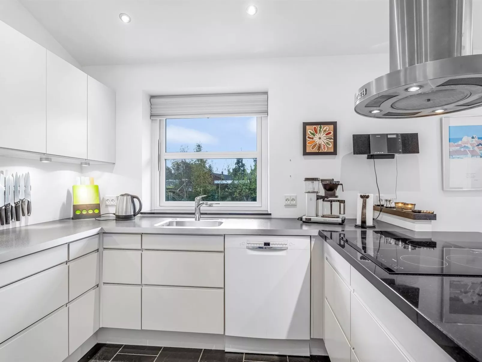 "Laulu" - 200m from the sea-Drinnen