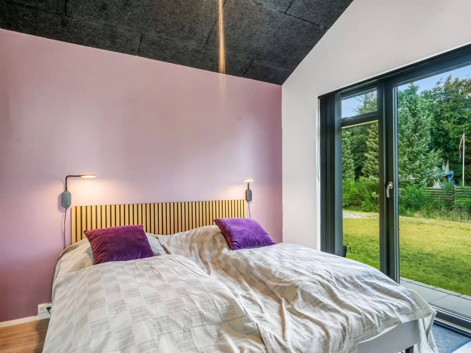 "Jahn" - 250m to the fjord-Drinnen