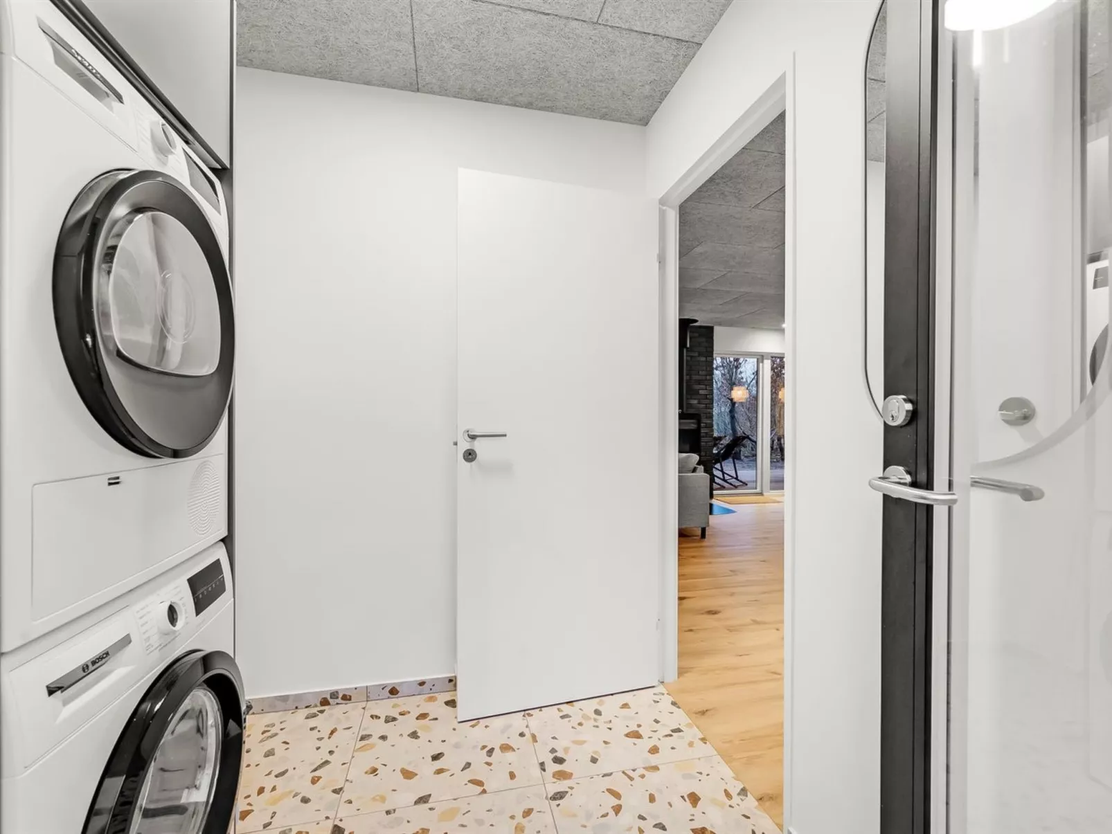 "Liutulf" - 350m to the fjord-Dedans