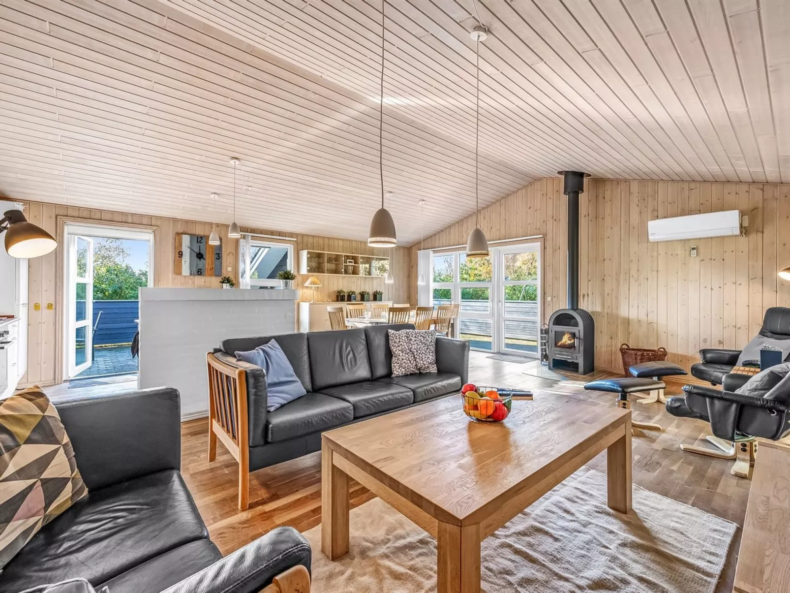 "Efka" - 600m to the fjord-Dedans