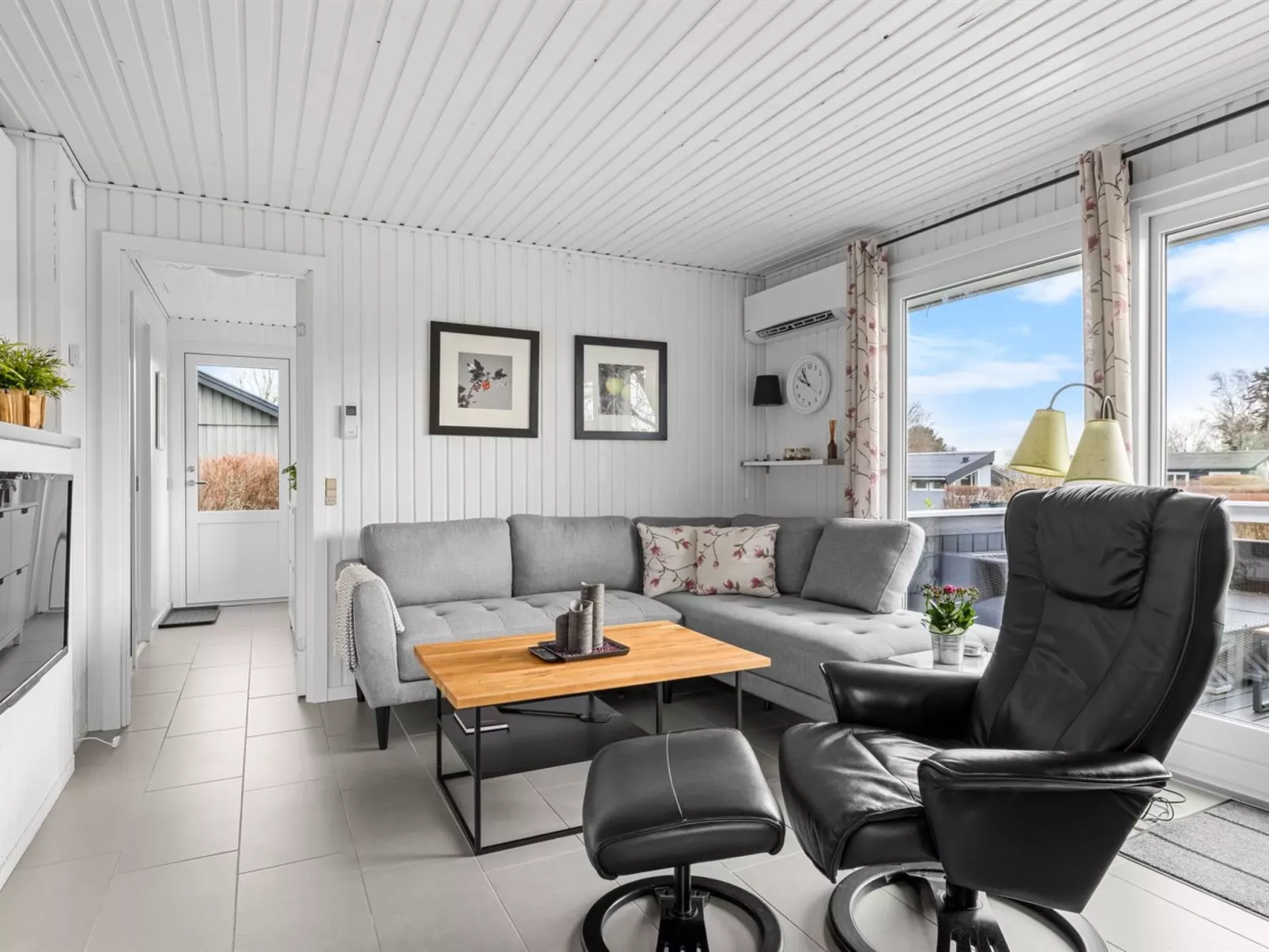 "Bjart" - 150m from the sea-Drinnen