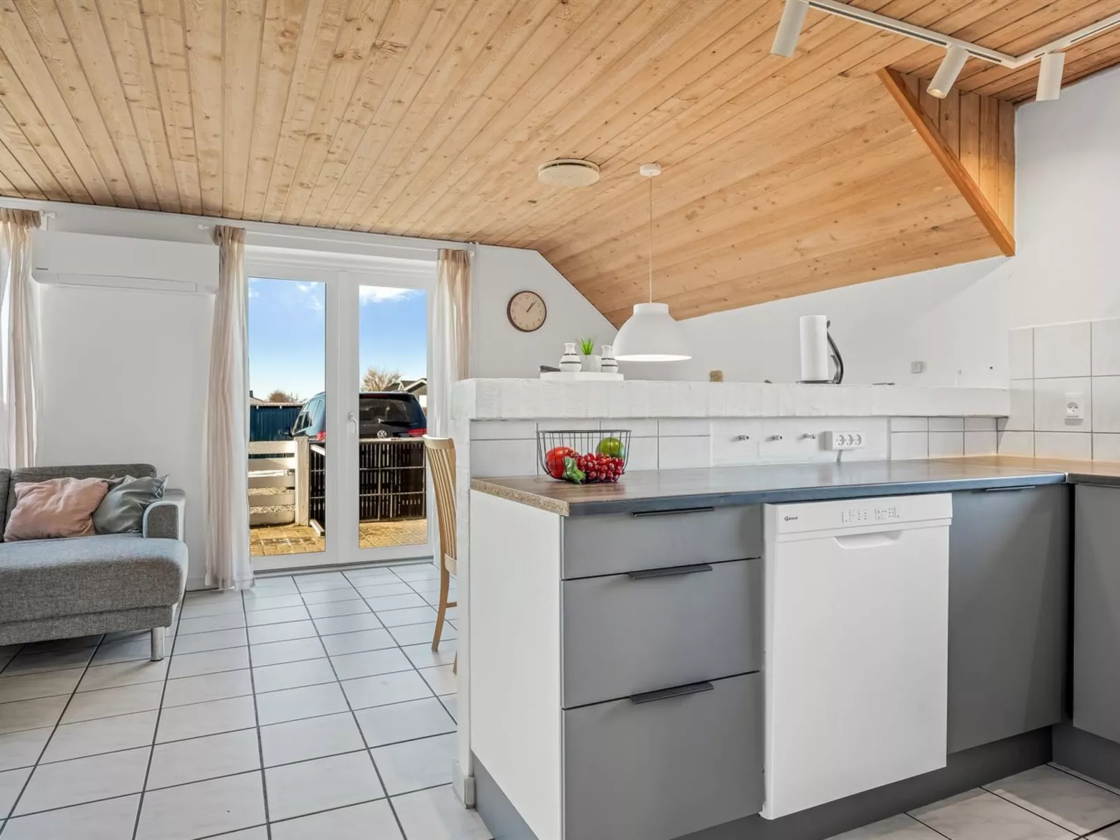 "Nikolce" - 300m to the fjord-Drinnen