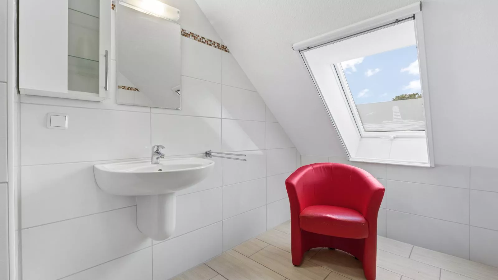 Stranddistel links mit Sauna-Badezimmer