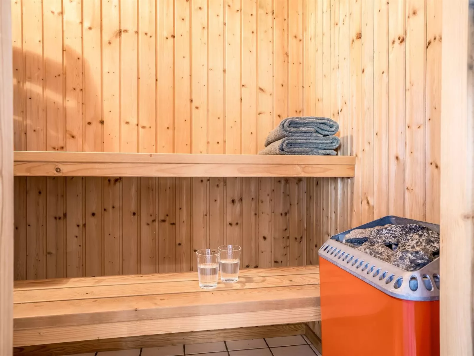 "Henri" - 1.2km from the sea-Inside