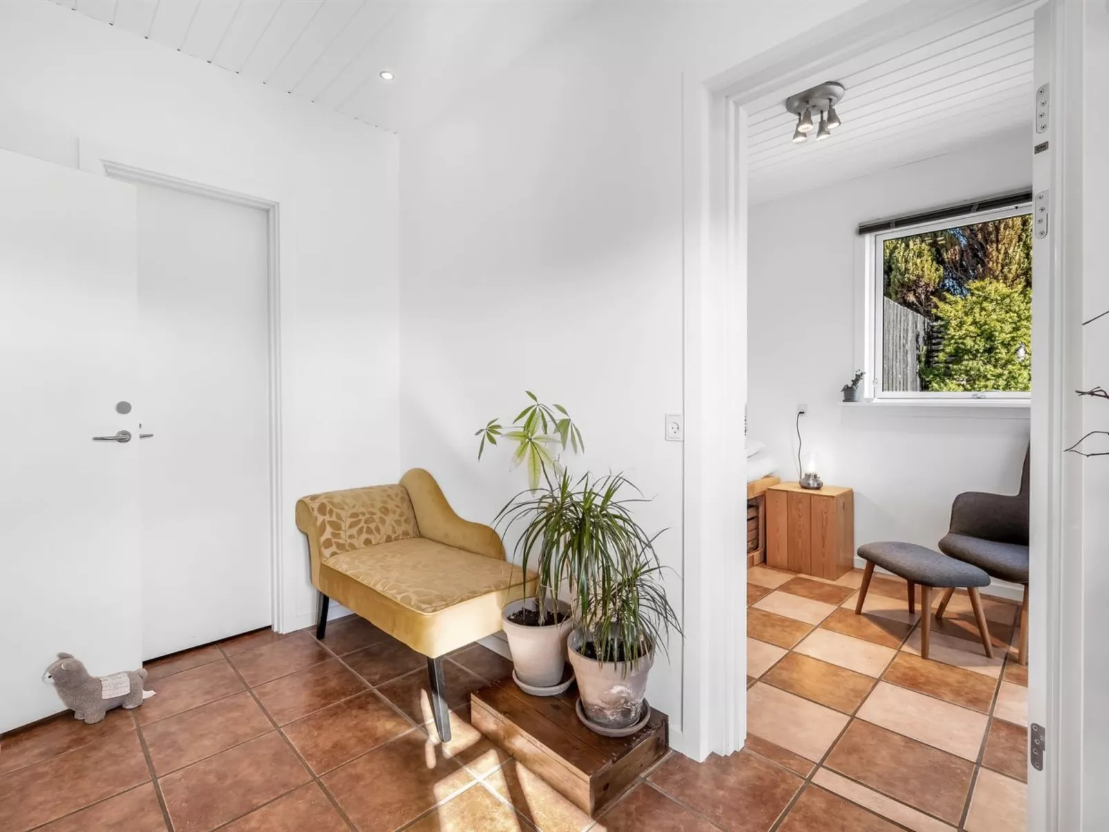 "Hughe" - 1.3km from the sea-Dedans