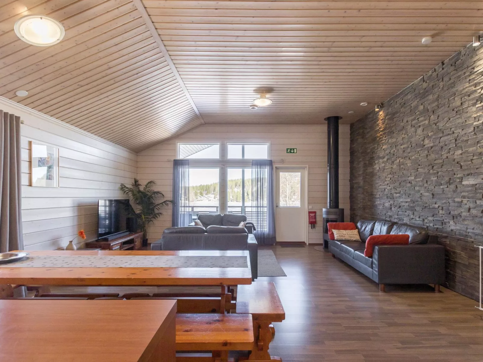 Hallan karhu b, paritalo-Inside