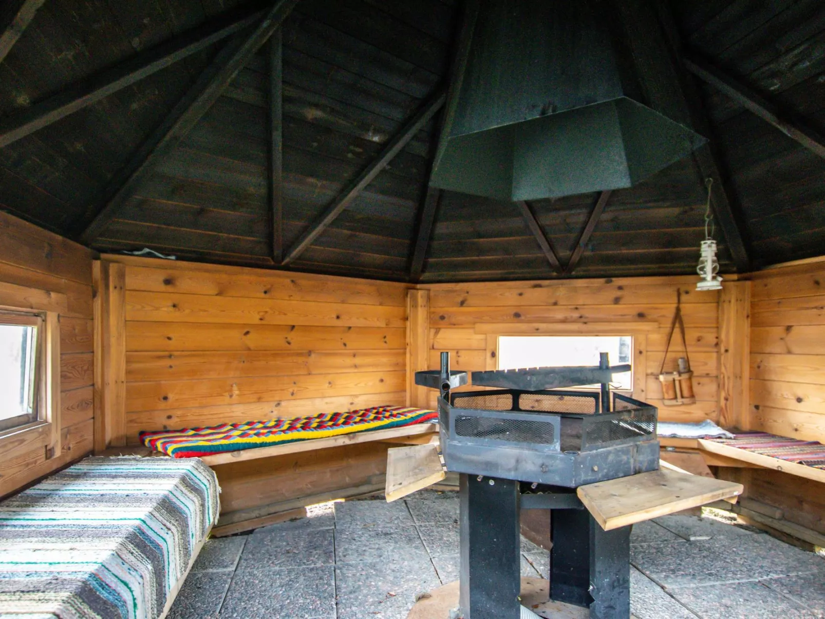 Aurinkopaikka-Dedans