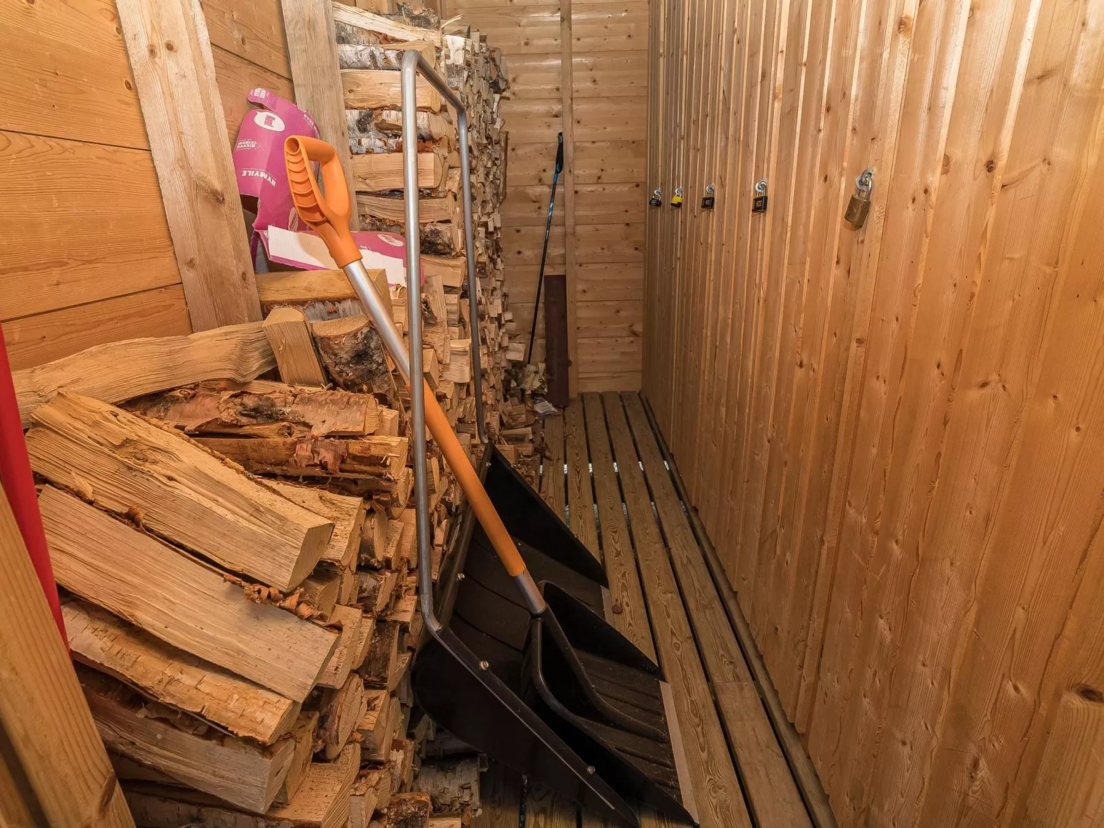 Kinostupa 2a (18)-Drinnen