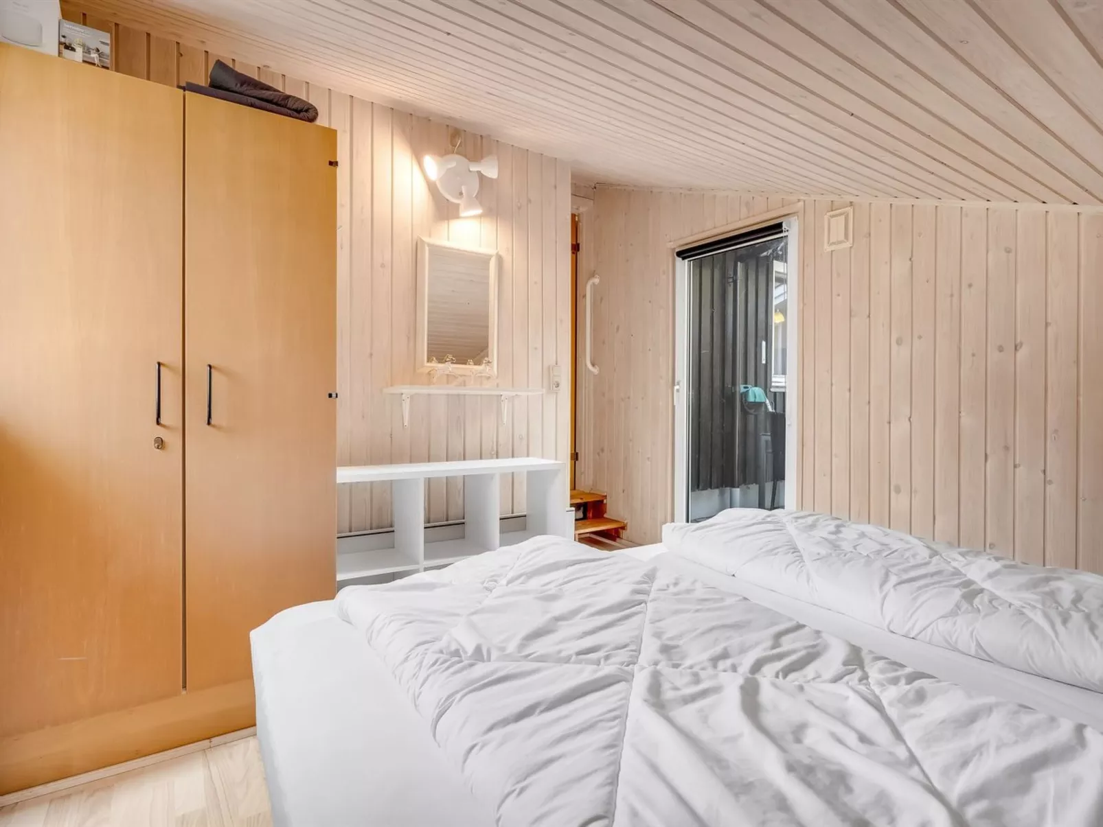 "Iris" - 200m to the fjord-Inside