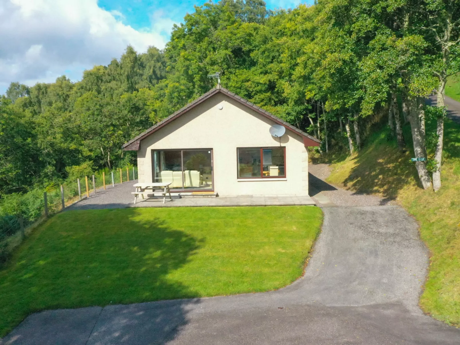 Achmony Byre-Dehors