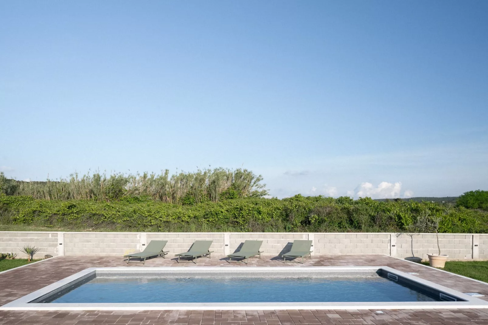 Three-Bedroom House-Piscine