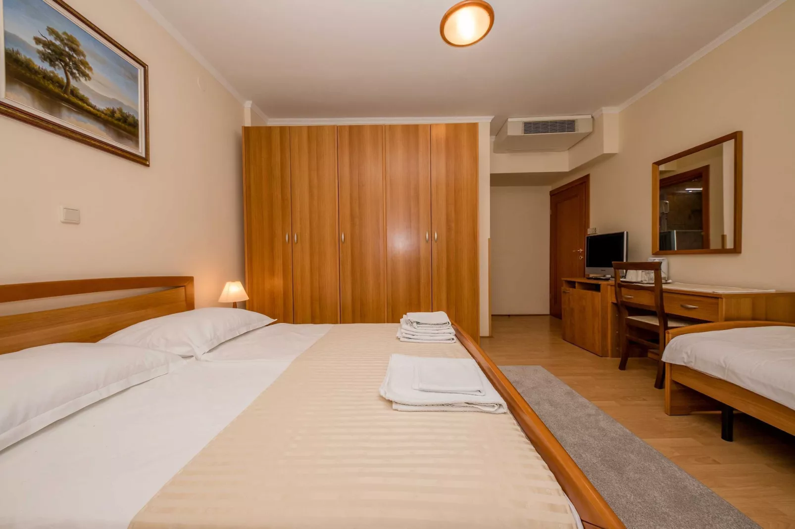 Guest House Villa Anggela - Comfort Triple room with Balcony and Sea View (Br4)-Indoor