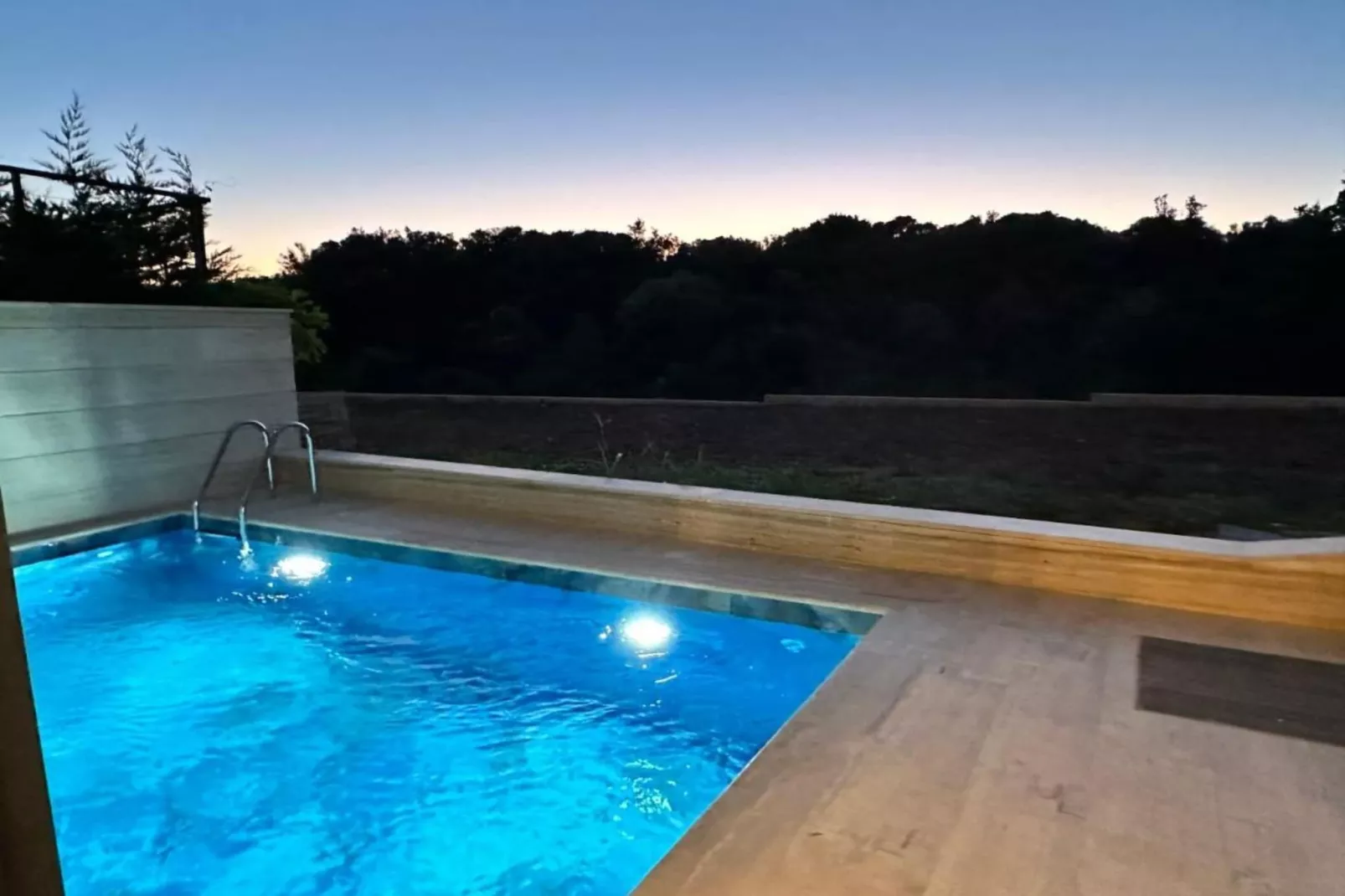 Leonarda Waterfront Residences-Two-Bedroom Apartment with private pool (The Bayfront One) -S5-Swimming pool