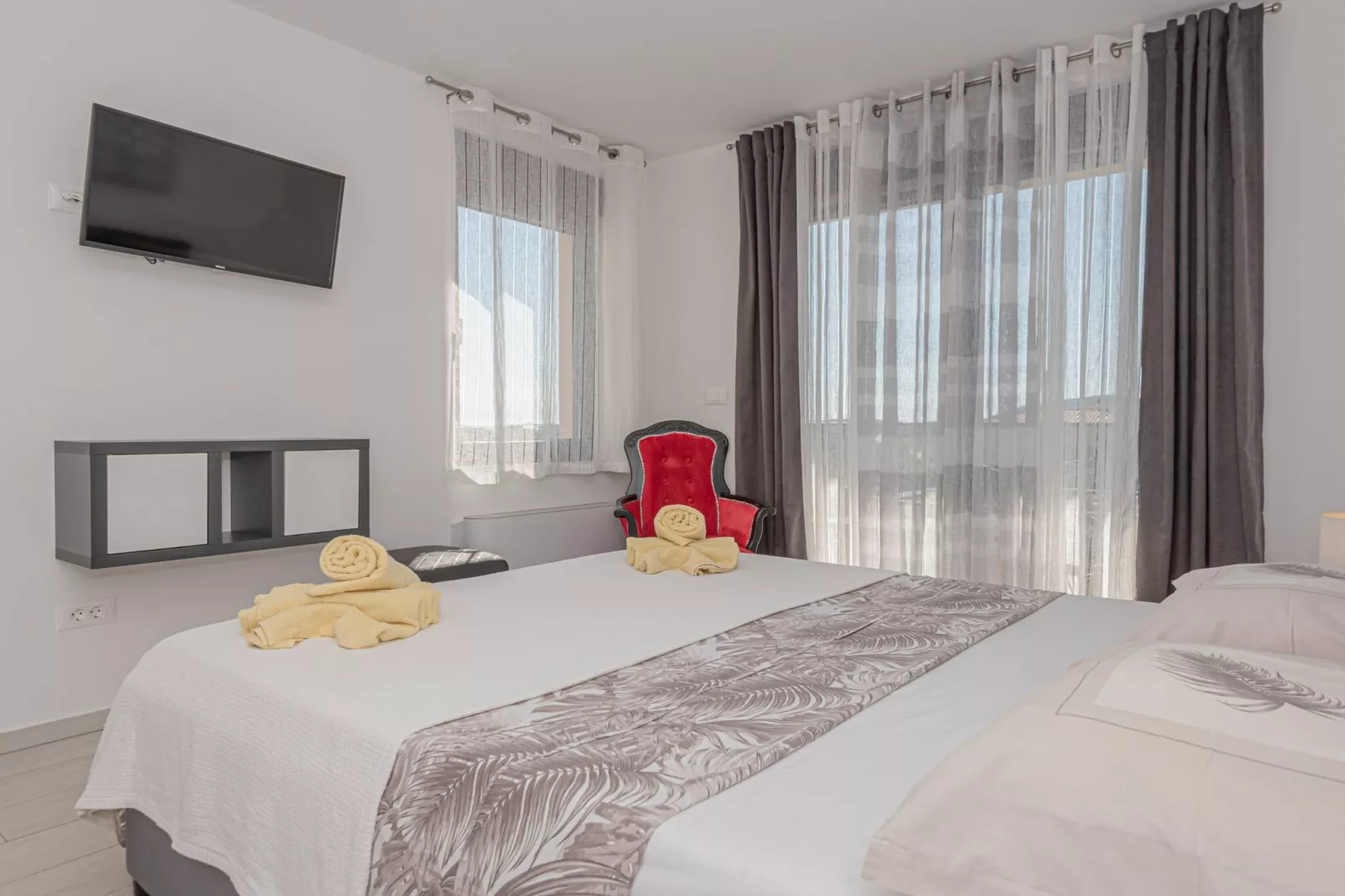 Four-Bedroom Villa With Pool-Schlafzimmer