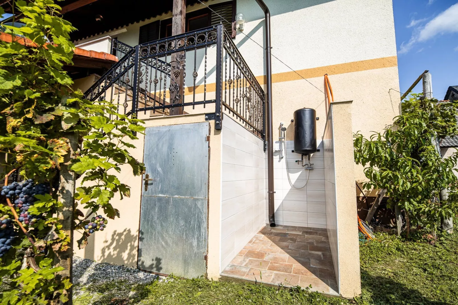 Serene Hollow Holiday Home with Mountain View - Two Bedroom Holiday Home with Mountain View-Extérieur