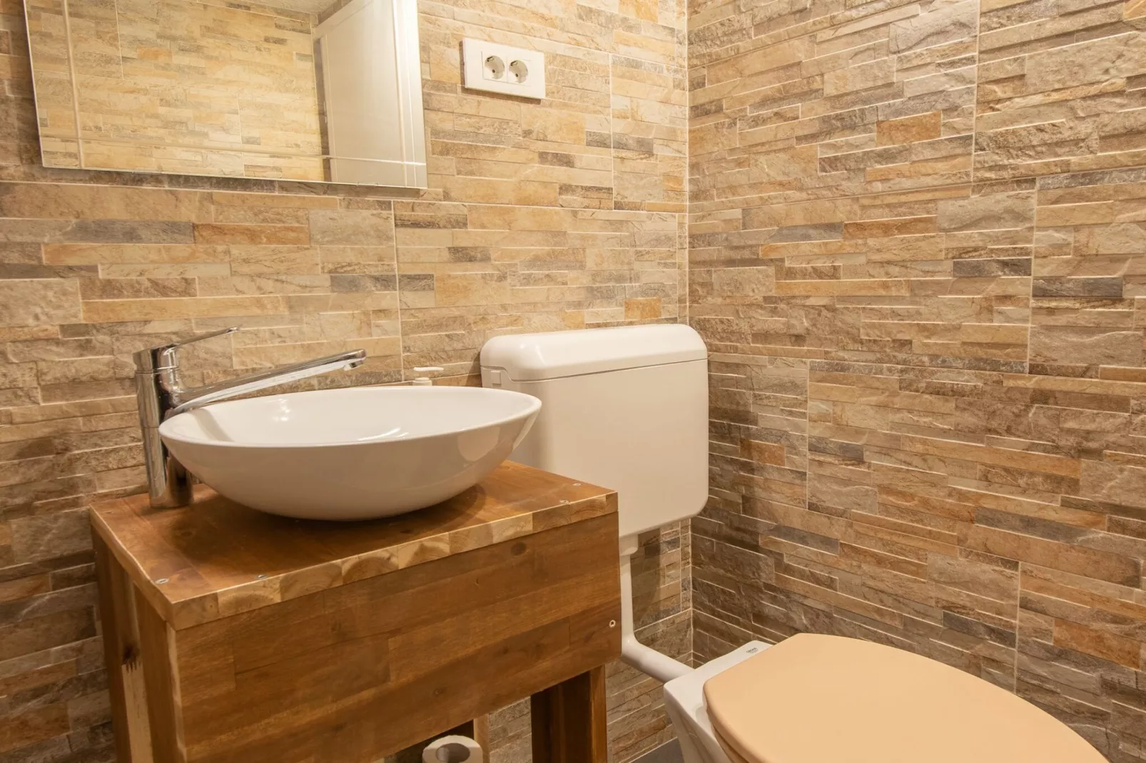 Family-Friendly Serene Retreat Holiday Home - Four Bedroom Holiday Home  with Terrace-Salle de bain