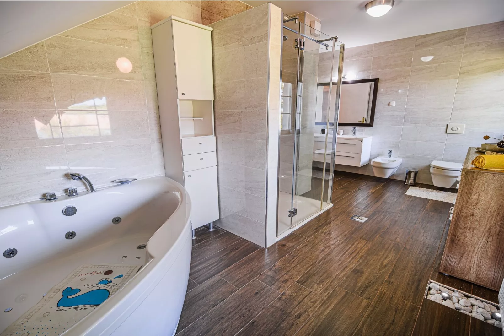 Stunning Rural Holiday Home with Garden and BBQ -  Four Bedroom Holiday Home-Bathroom