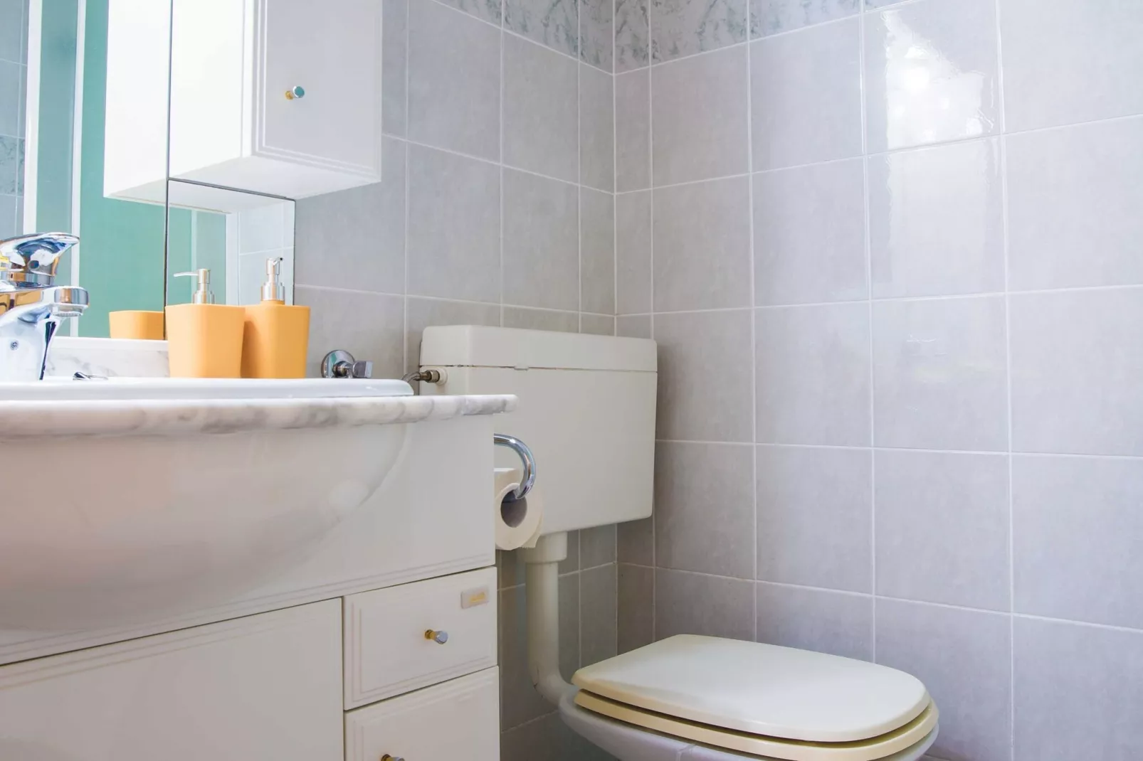 Rustic Authentic Holiday Home with Terrace and Wood Stove - Three Bedroom Holiday Home with Terrace-Badezimmer