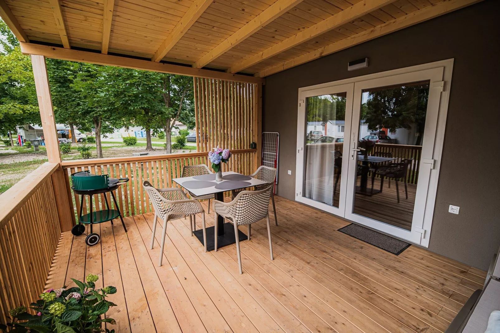 Lake Serenity Premium Mobile Homes with Thermal Riviera Tickets - Three Bedroom Mobile Home 15\/028 - Terrasse