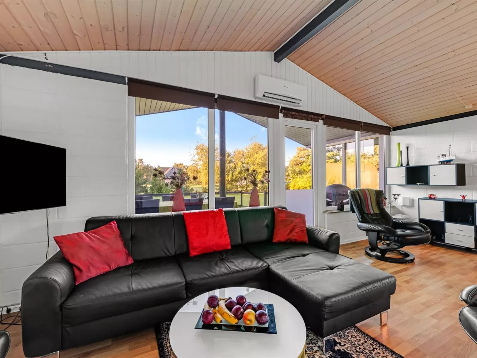 "Sjarlotte" - 400m to the fjord-Inside