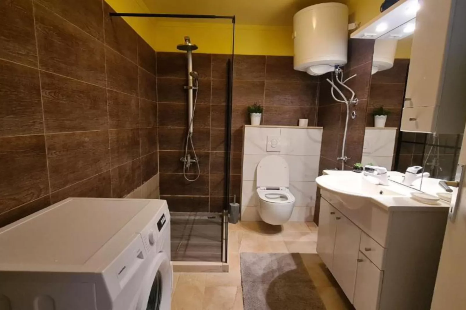 Apartment with One Bathroom-Bathroom
