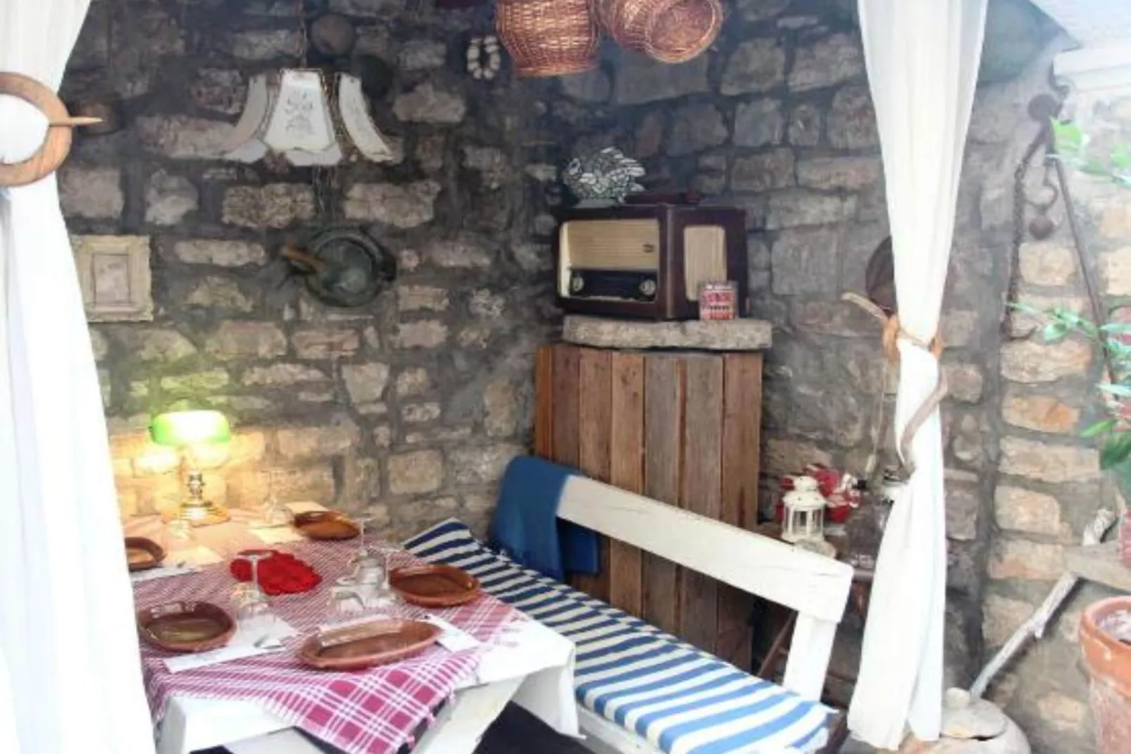 Quaint & Affordable Stay in Budva Traditional Stone House - Family Room 2-Im Freien