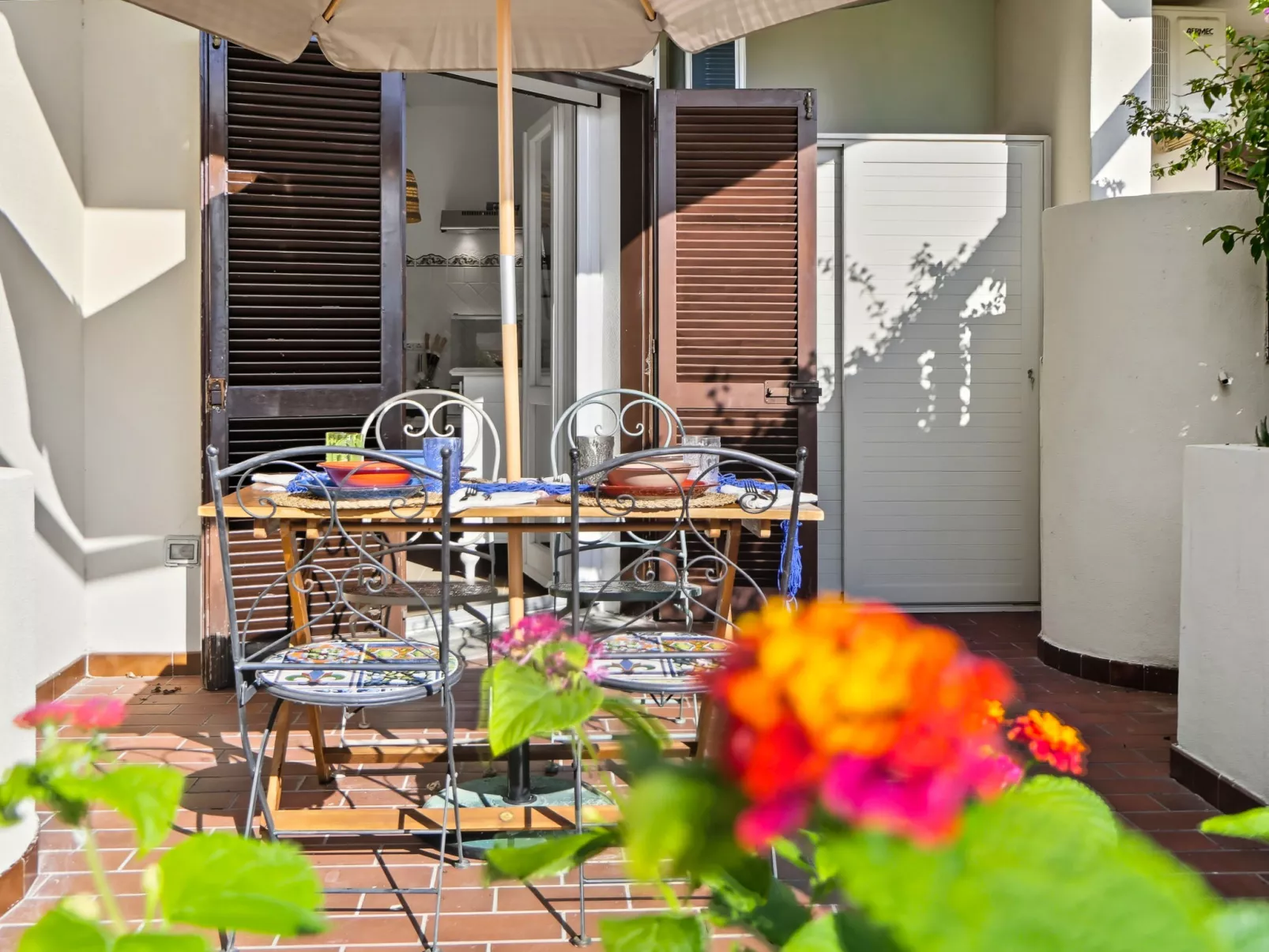 Iris 5, Terza Spiaggia-Outside