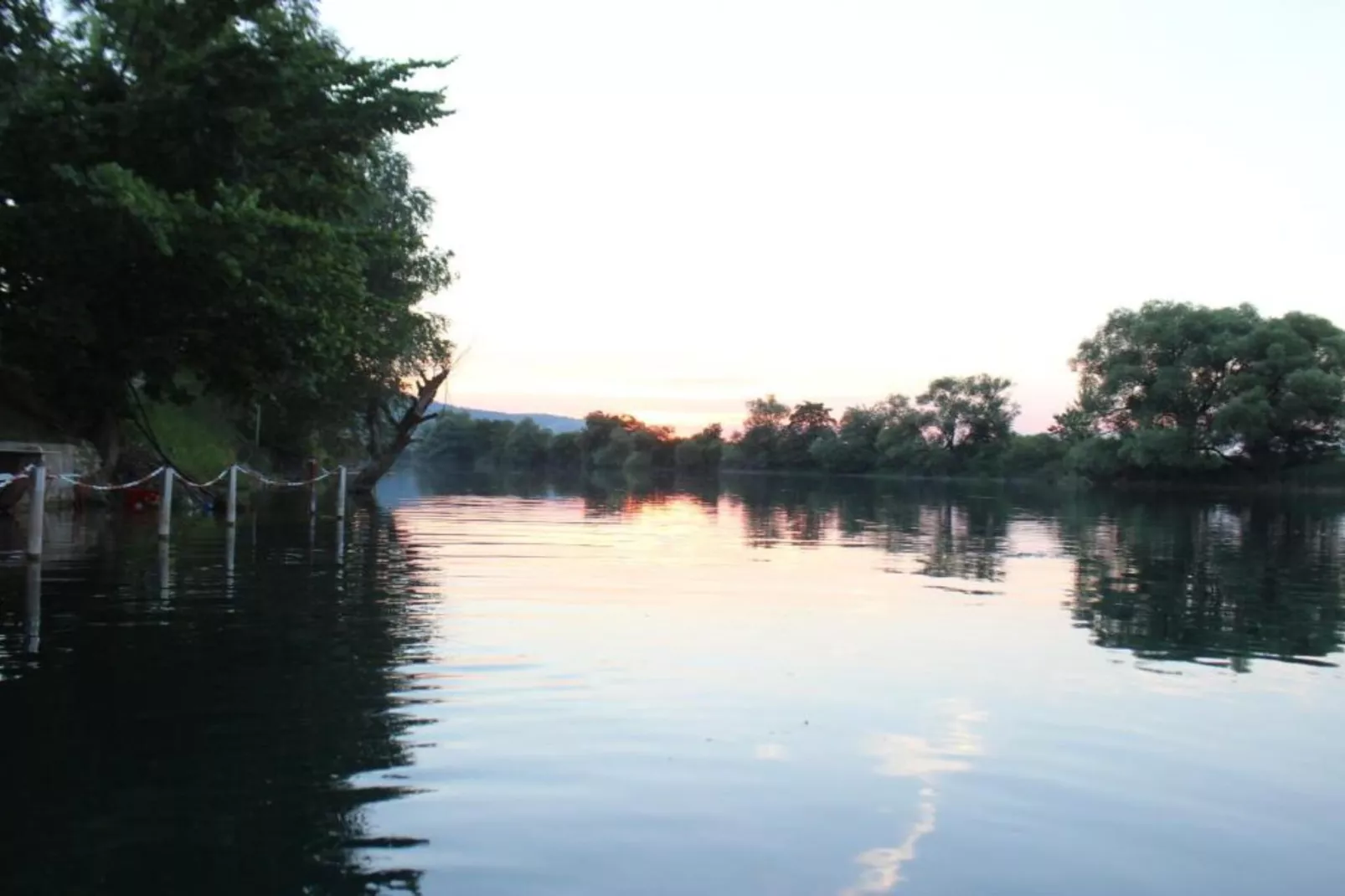 Four bedroom home with river view-Im Freien