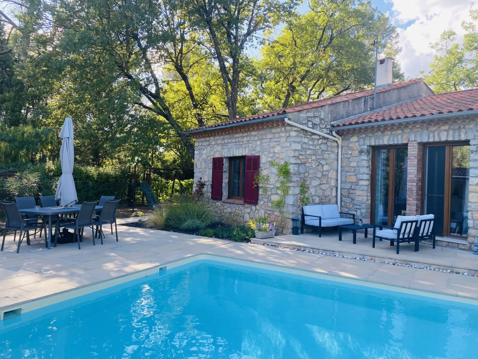 Les Pierres Fleuries-Outside