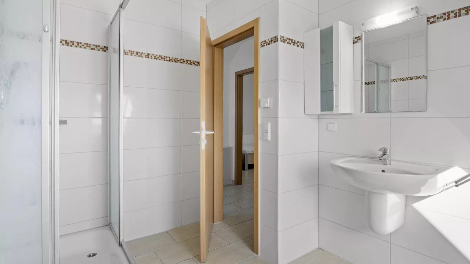 Windflüchter links mit Sauna-Badezimmer