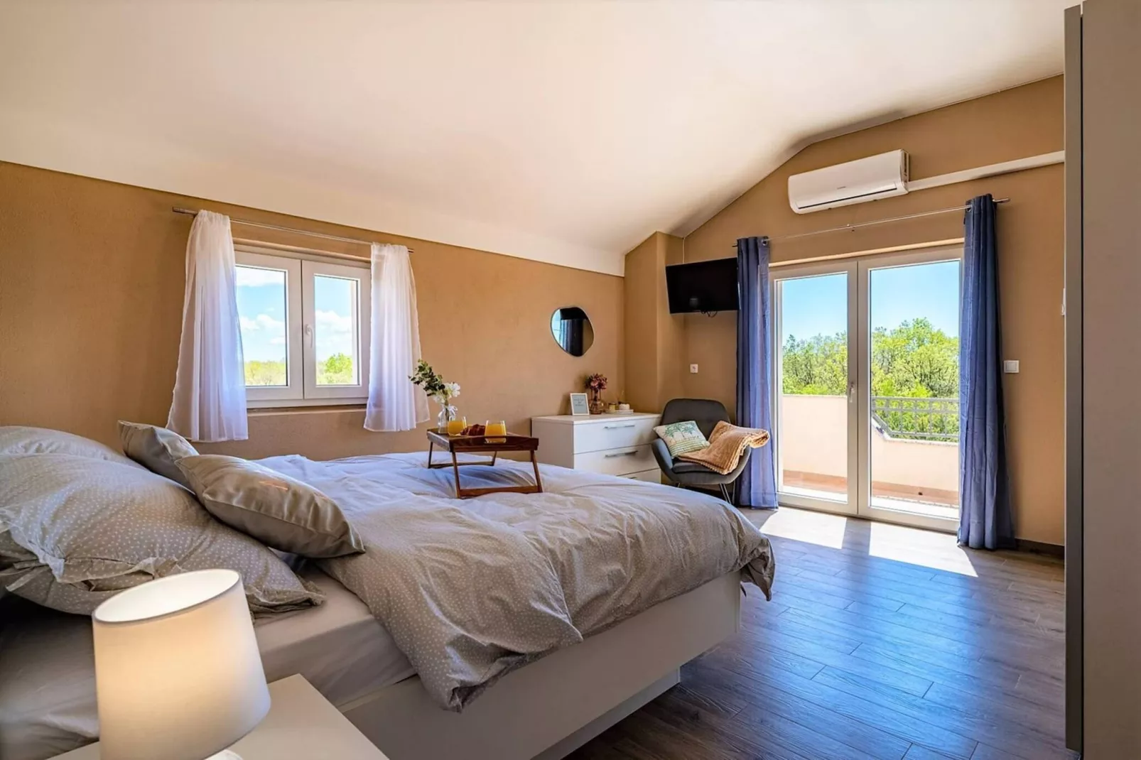 Luxury Villa Escape-Bedroom
