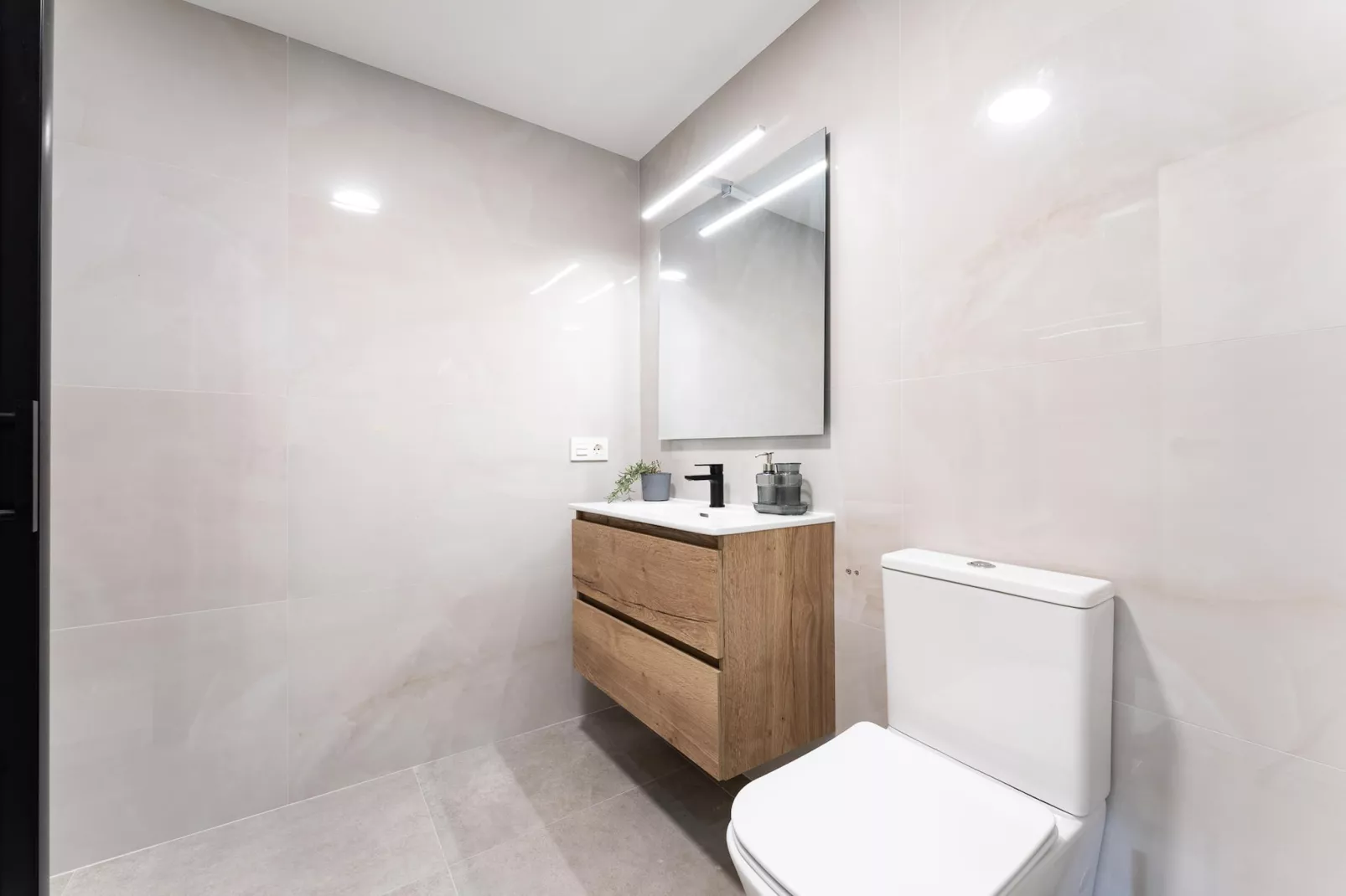 CT 393 - Faro's Soulrise Rooftop - Marbella Beach-Bathroom