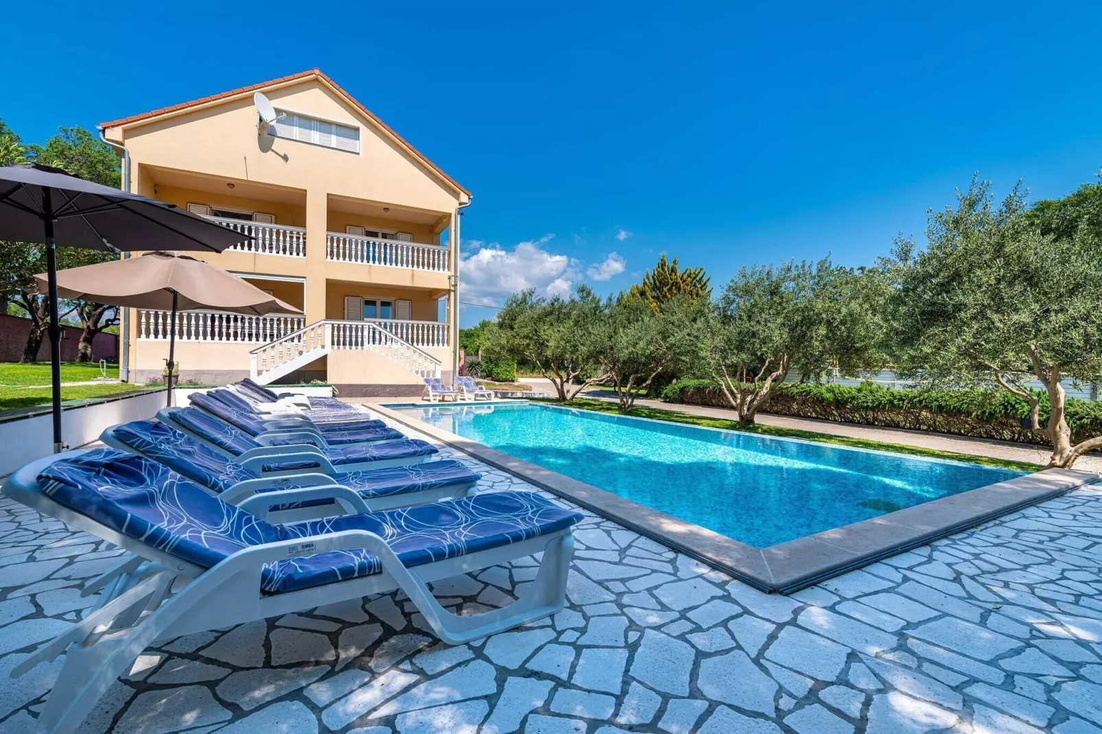 Momo´s Paradise-Exterior in summer