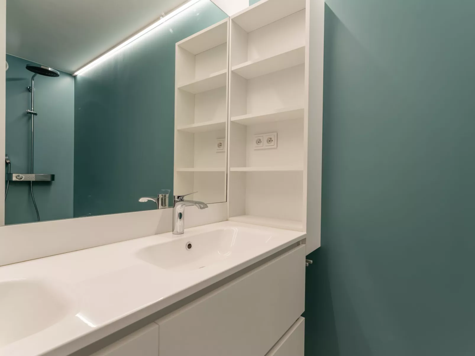 Marie Antoinette close by the sea-Inside