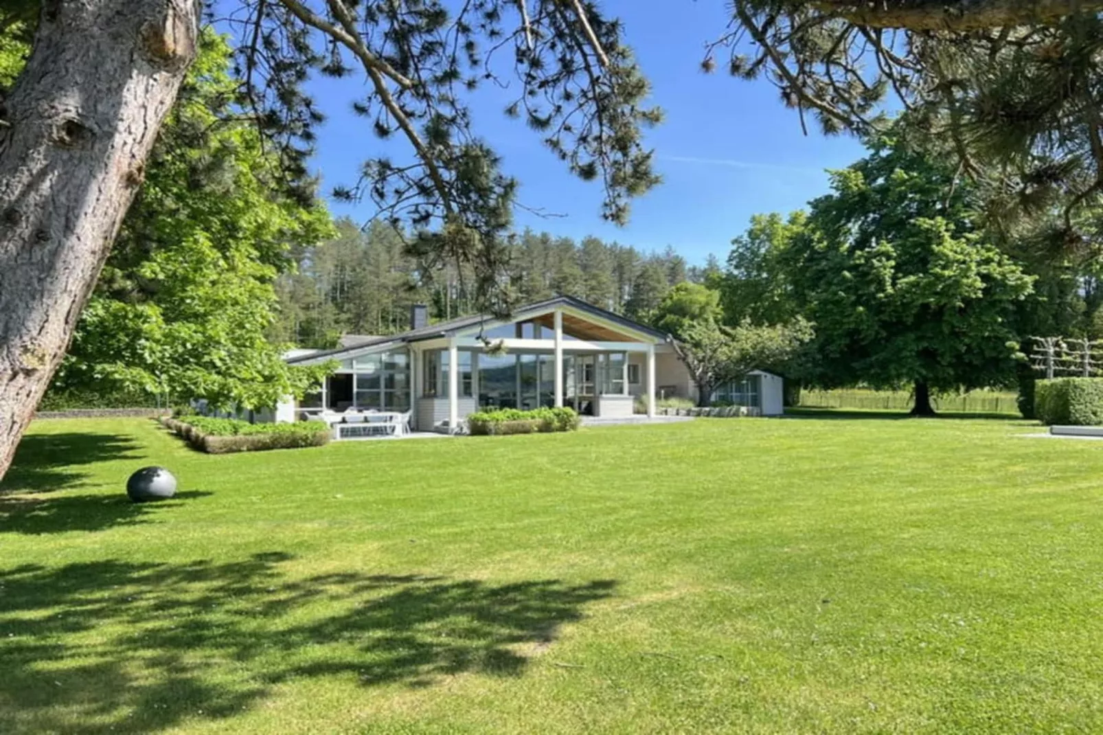 Les trois tilleuls-Garten Sommer