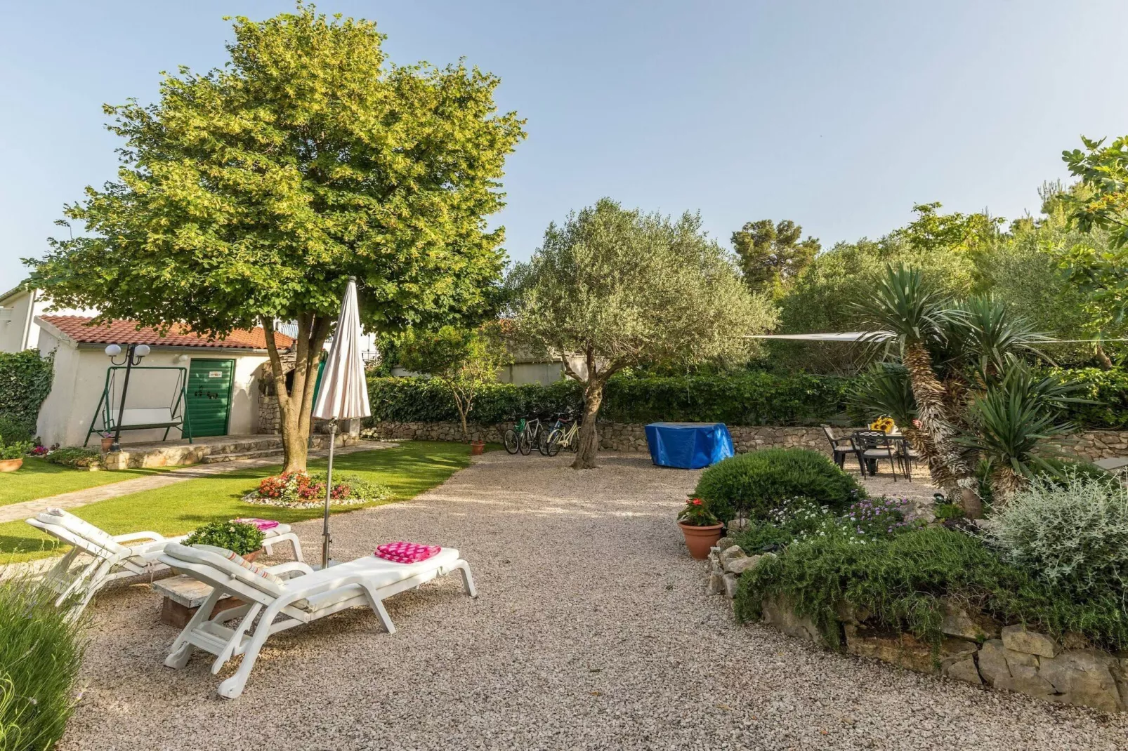 Beach apartment Jadrija-Gardens in summer