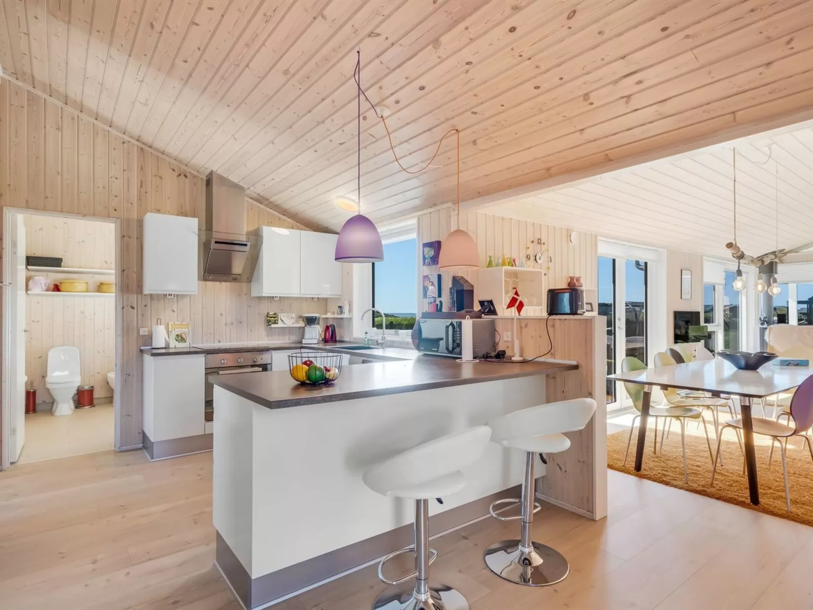 "Ginia" - 150m to the fjord-Drinnen