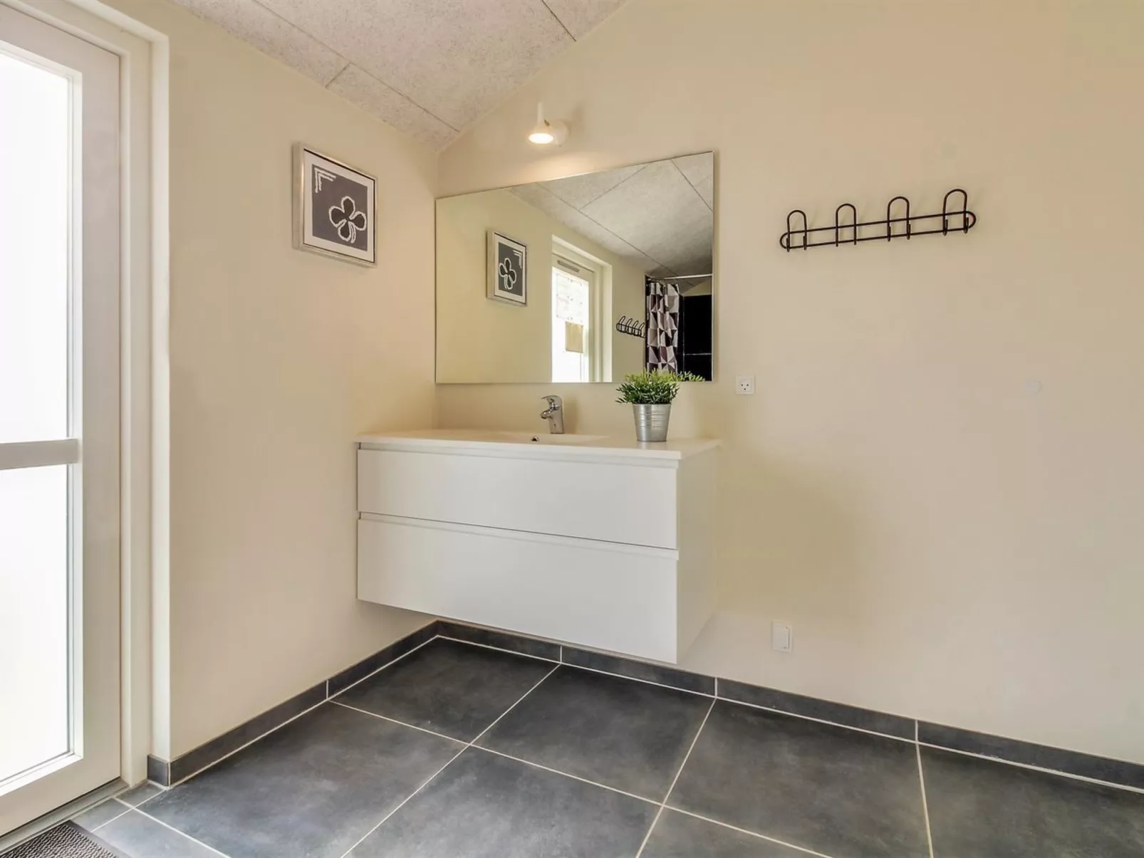 "Yakari" - 300m from the sea-Inside