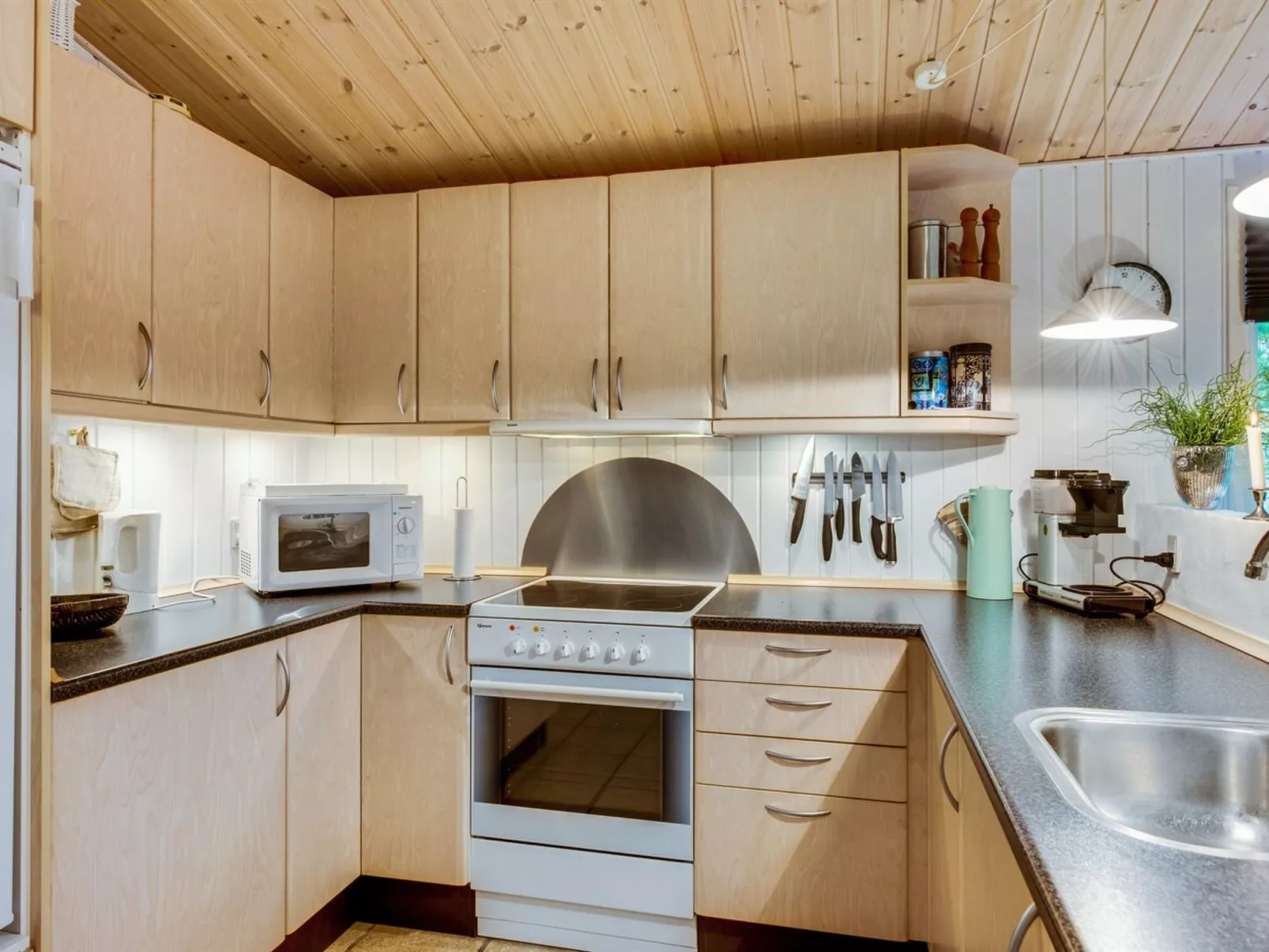 "Emeline" - 1.7km from the sea-Inside