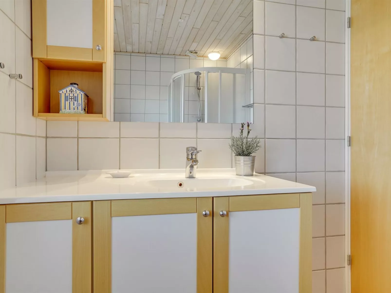 "Yorrick" - 50m to the fjord-Inside