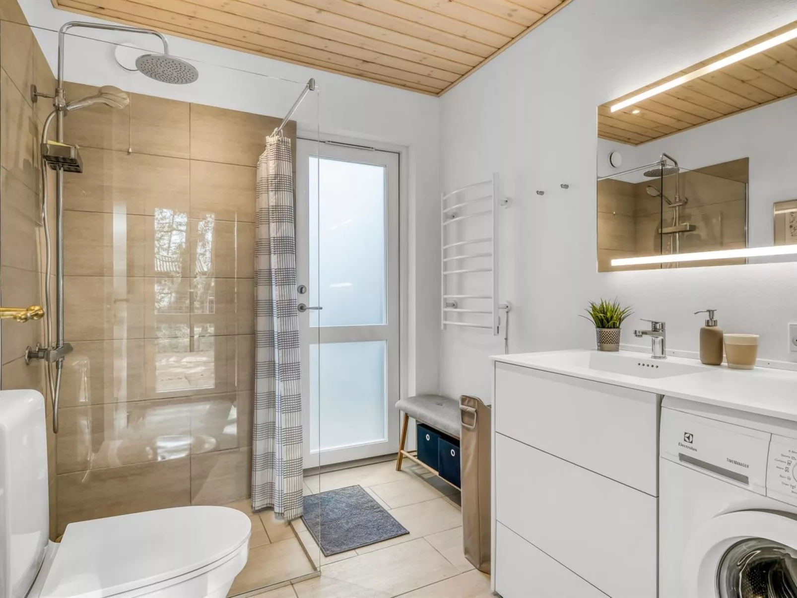 "Milan" - 250m to the fjord-Dedans