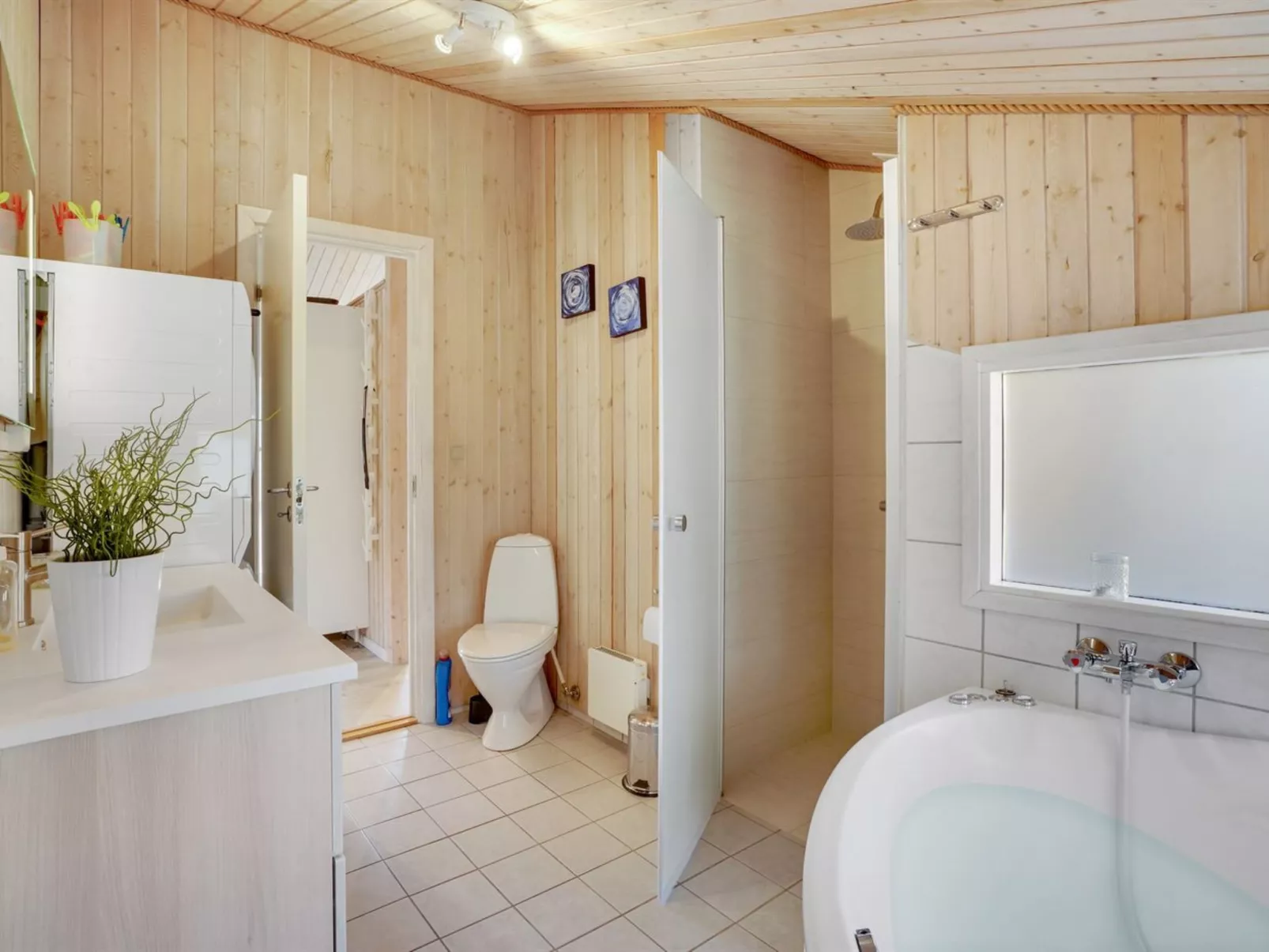 "Sighbiorn" - 950m from the sea-Inside